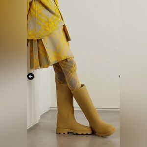 $870 NWT Burberry rubber knee high boots yellow size EU 40